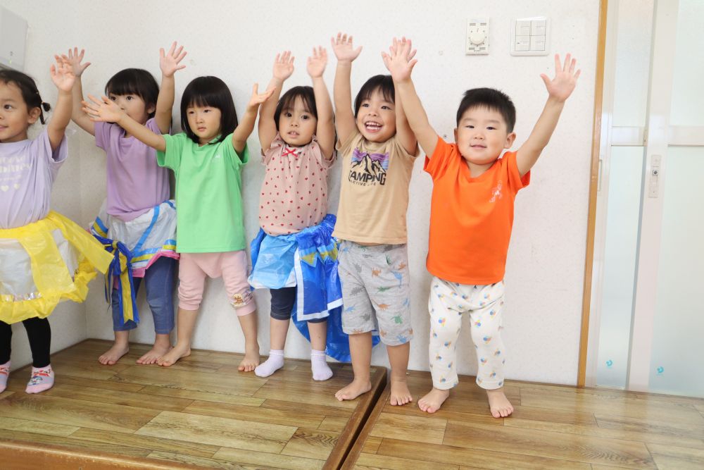 「おばけ体操したい～」
リス組さんにおじゃまして一緒にダンシング♪
