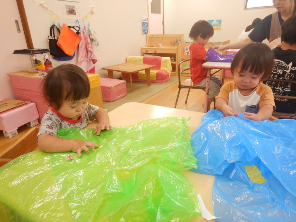 「かえるは雨が好きなんだって！」
「かたつむりもいるかな？」
雨の日に窓から外を眺める子どもたち･･･

雨の日にも少しだけお外に出られるように
手作りのカッパを作ってみました👚

自分で好きな色のカッパを選んで、
指先でシールをつまんで、思いがままにシールをペタペタ・・・
