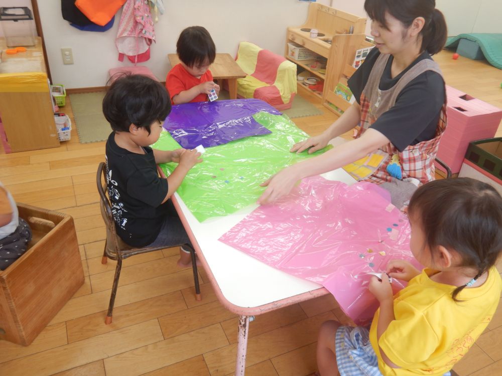 「むらさきにする！」
「私はピンク！」
「あおがいい！」

「キラキラシールかわいい♡」
「こっちにも貼ろ！」

会話を楽しみながら
オリジナルのカッパの完成🎵