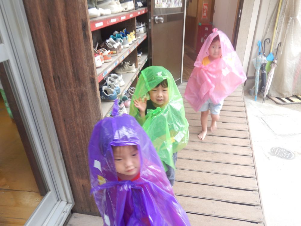 出来上がると
「着てみたい！！」となり
みんなで試着✨

園内を少しだけ散歩しました😁

雨が降ったら着て出るのが楽しみだね☔💓
いつもは退屈な雨も、今回は
雨の日が待ち遠しいクマ・ヒヨコ組さんです！