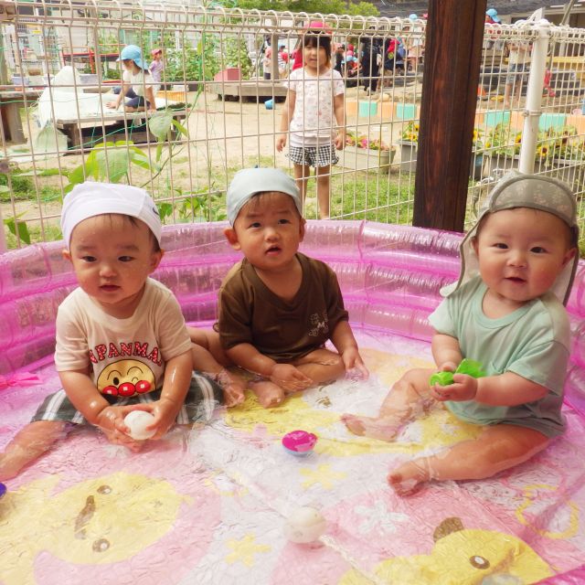 ＊　０・１歳児　はじめてのプール遊び　＊