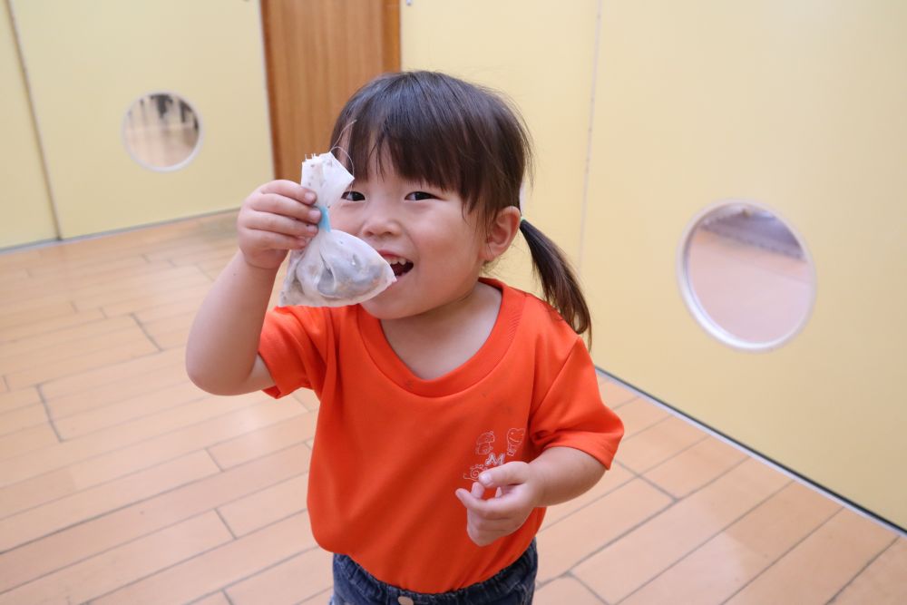 出来上がったポプリをとっても嬉しそうにするYちゃん♡
出来上がったものを宝物のようにして、大事にもってみんなに見せて喜んでいました♡

部屋じゅうに広がる香りをみんなで楽しみながら1人ひとりの好きが詰まったポプリができました♡