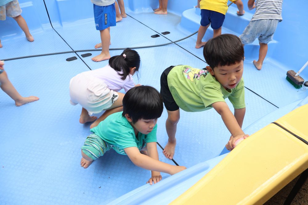 今日からプールの予定でしたが
あいにくの雨続き…
ですが雨が止んだので…
キリン組さんプール掃除に出発♡


プールをずっと楽しみにしているのは
きっとキリン組さんだけでは無いはず！！
一人ひとつスポンジを持って
プールをキレイに掃除します✨
「こっちもあっちも…ここも…」
大忙しのIくんですが表情はなんだか嬉しそう
「汚いね～」　「これじゃ入れんね…」
と隅から隅まで大掃除😊