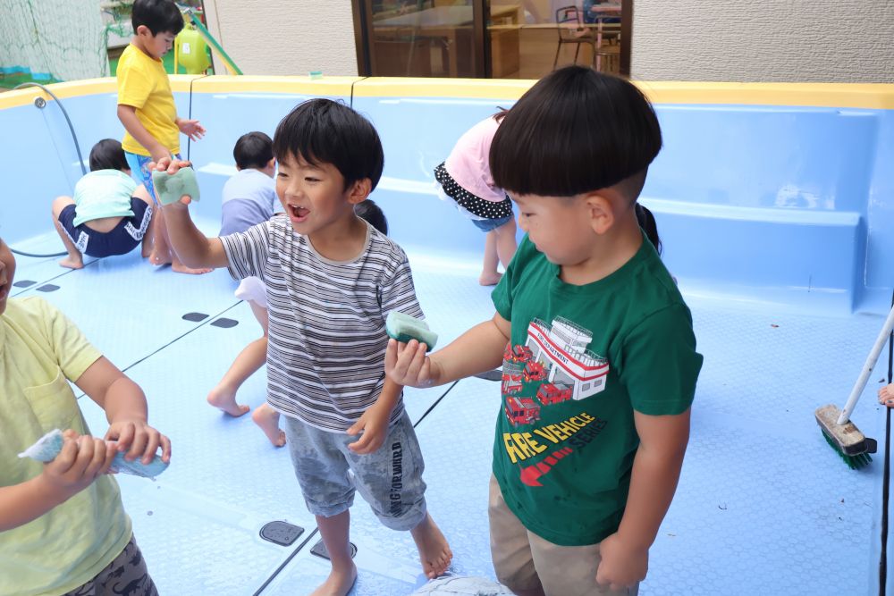 「うわ～きたなー！！」
「ほんまじゃ！！俺も！！」

これから思う存分楽しむプール
安全に…楽しめるように♡と
思いも込めて自分たちで掃除します