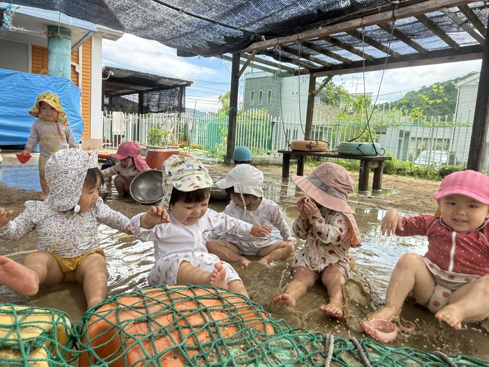 昨日の雨で園庭に
大きな水たまりが！！！

水遊びが大好きなヒヨコ組さん🐥
友達と一緒に思いっきり足でバシャバシャ！！
