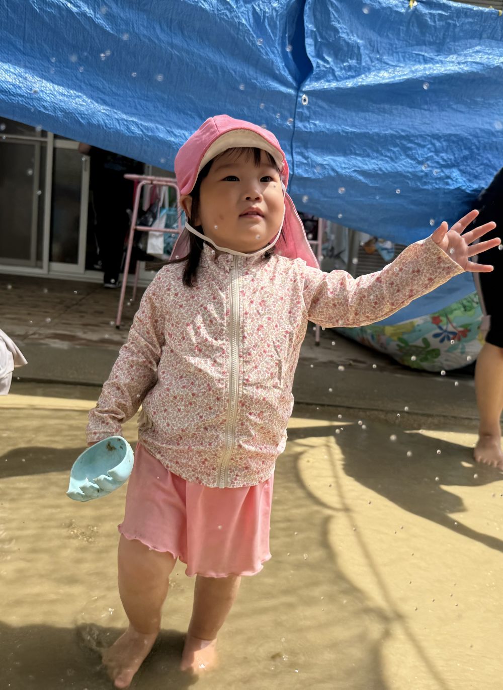 水しぶきに気づいたNちゃんは
手でつかもうと手を伸ばし、水の感触を
楽しんでいました😄✨