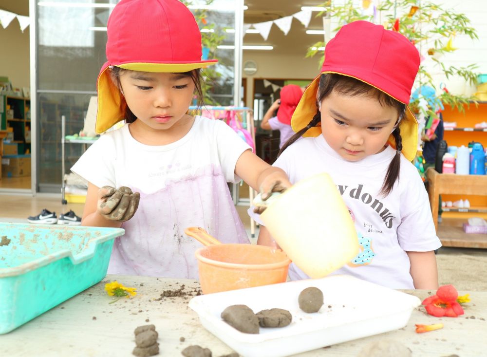 「ちょっとこれ(土)が固いんだけど・・？」
「水をちょっと入れたら、土がやわらかくなったよ」
「あんまり入れすぎたらべちょべちょになるけ、ちょっとだけね！」

経験して知ったことを友達にも教えてあげる姿

