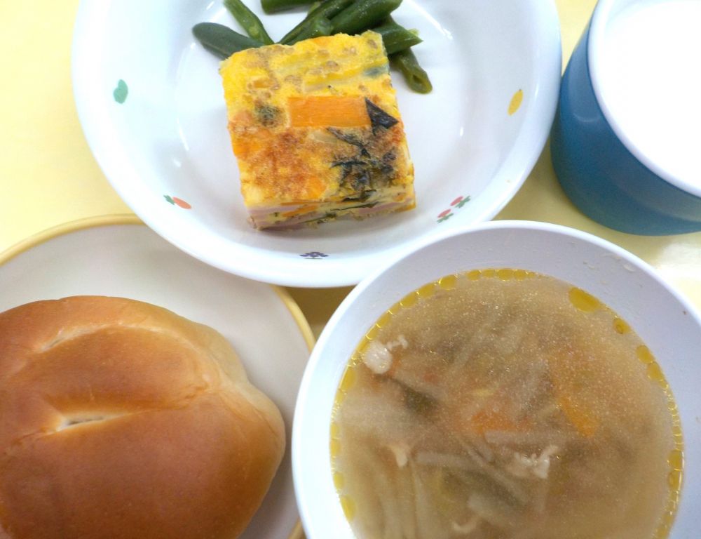 ロールパン

韓国風オムレツ

いんげんのソテー

豚もやしスープ

牛乳