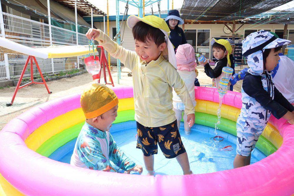 天気は晴れ！プールができた♪
ドキドキ…　ちょっぴりこわい…
思いきり！　ダイナミックに！
一人ひとりのペースで水に触れて楽しむ♡



水着が嫌だったり水が怖かったりする子も
少しずつ水に慣れてきて
気付けばプールの中で水をかけあってた！！
プールの楽しさを感じた瞬間・・・
いい笑顔が見れてうれしいです♡