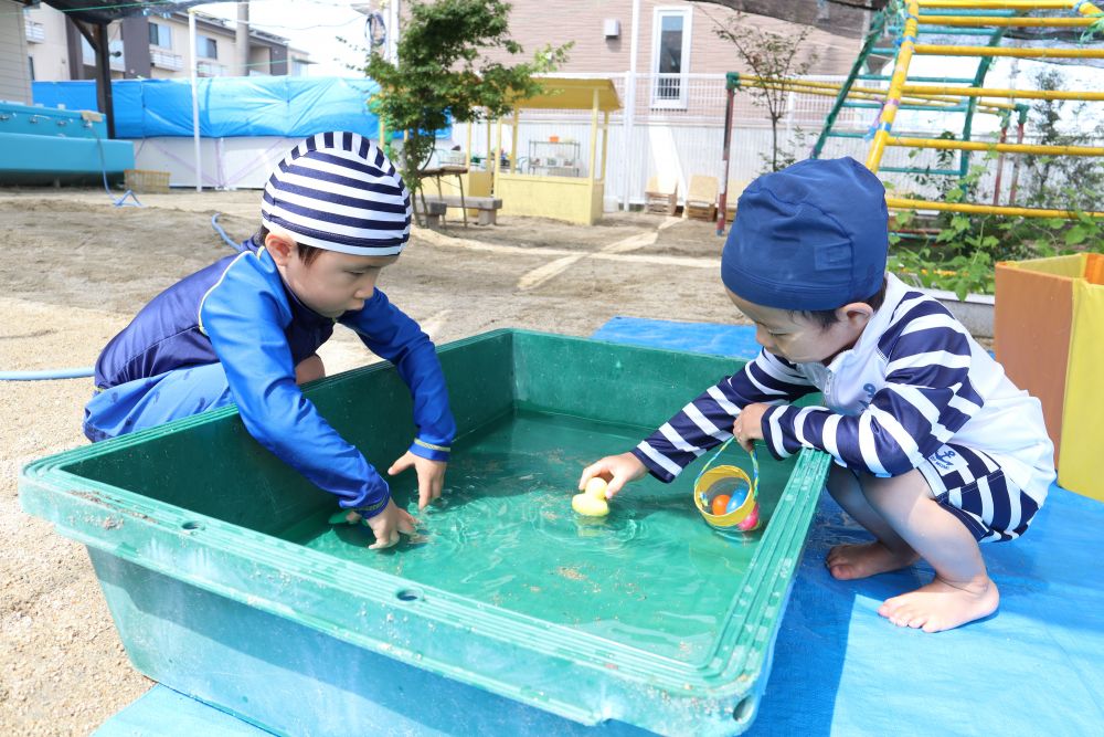 プールの中に入らなくても
手で水を触ってみたり
おもちゃを浮かばせてみたりして
ゆったりと楽しんでいます♡