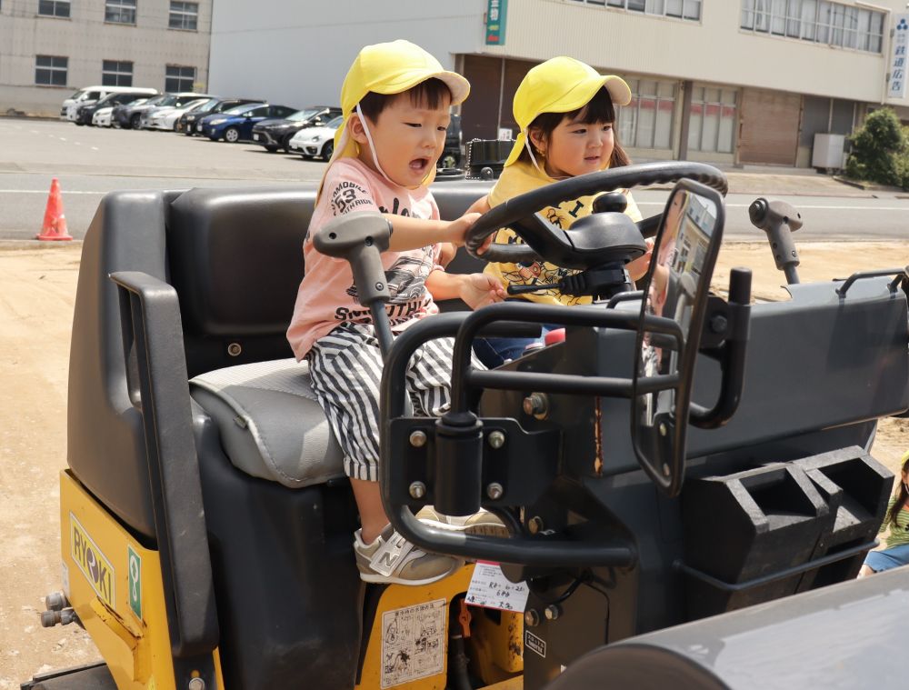 いつもは見ているだけの憧れの働く車、
ワクワクが止まりません。
　　（カギは抜いています）