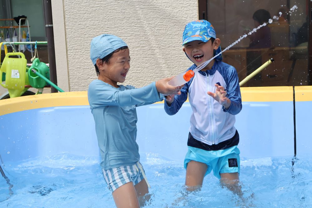 
「いけー！水鉄砲！」
と水鉄砲を楽しむ

プールから上がると
「水鉄砲自分で作ってみたいな～」
と廃材を使って作り出すキリン組さん


どんな水鉄砲が出来るか
楽しみです♡
