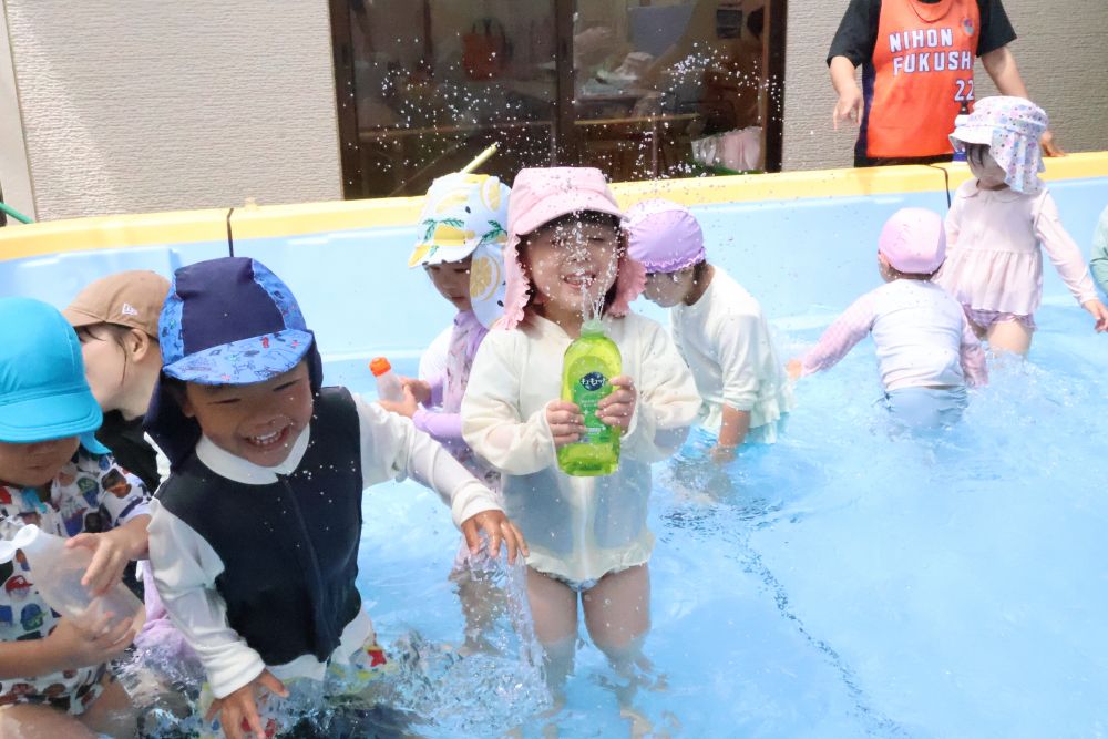 

交代の時間になっても
“まだ上がりたくないな”と思うほど
大きなプールが気に入った様子♡