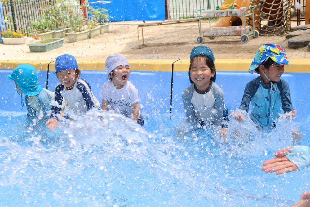 

最後はゾウ組さん
水しぶきを高く上げ
顔にかかってもへっちゃら♪

友達との水のかけあいっこを
楽しんでいました😊
