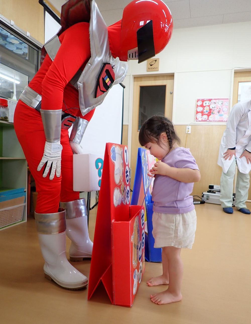 エコレンジャーと博士が
ゴミの分別の仕方を教えてくれました！

「これは、もやせるゴミ✨」