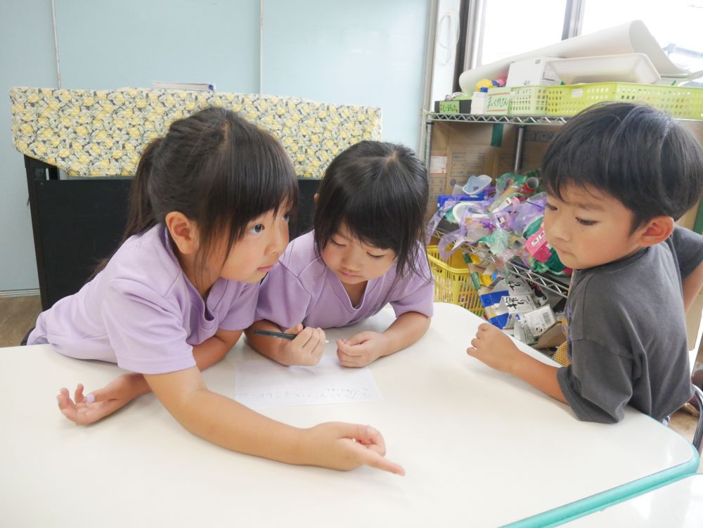 今月はお泊り保育が待っているキリン組さん
楽しみで仕方ない子やお家の人と離れることに
ちょっぴりドキドキする子も…
一人ひとりの思いに寄り添いながら
楽しいお泊り保育になるといいなと思います♡

まずはカレーの具材決め
なんの野菜があるか？
家では何が入っているか聞いてきてと伝えると
たくさんの野菜がでてきました🥔