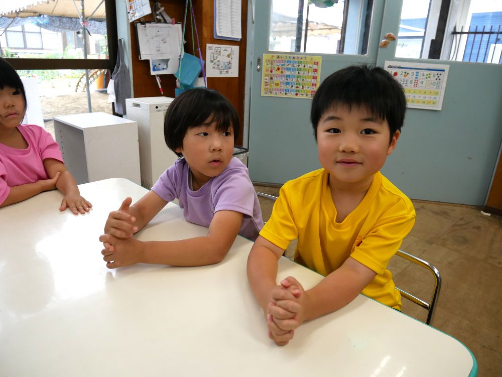 サンリオぶりぶりざえもんチームは
まずは一人ずつに
なんの野菜が入れたいか
なんのお肉がいいのかを聞いていました

「Gちゃんお肉何がいい？
前の写真を見て悩むGちゃんは
「ぶた！！」
すると、みんな豚肉が良かったようで
すぐにお肉決定🥩