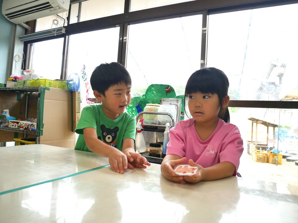 「Tちゃん何がいい？」
「お肉がいい？お米がいい？」　とSくん
「お米がいい！！」　「いいよ♪」

自分の思いをしっかり伝えることも大切ですが
友達の意見を聞いて譲ってあげる優しい気持ちも
とっても大切ですね♡