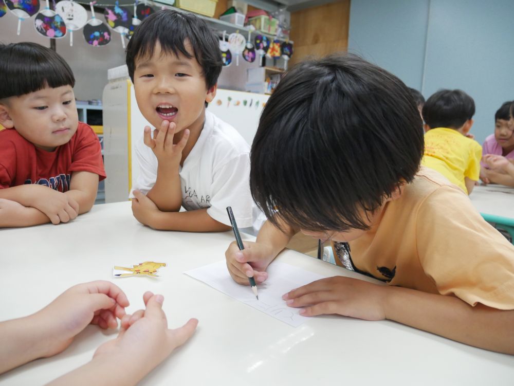 「じゃあRくん書いて！！」　「順番ね！！」
この日休みの友達もいて
「また明日相談してみよう？」と言うと
「うん！！この野菜嫌いかもしれんし
嫌だって言ったら違うのにする！！」とピカチュウチーム

