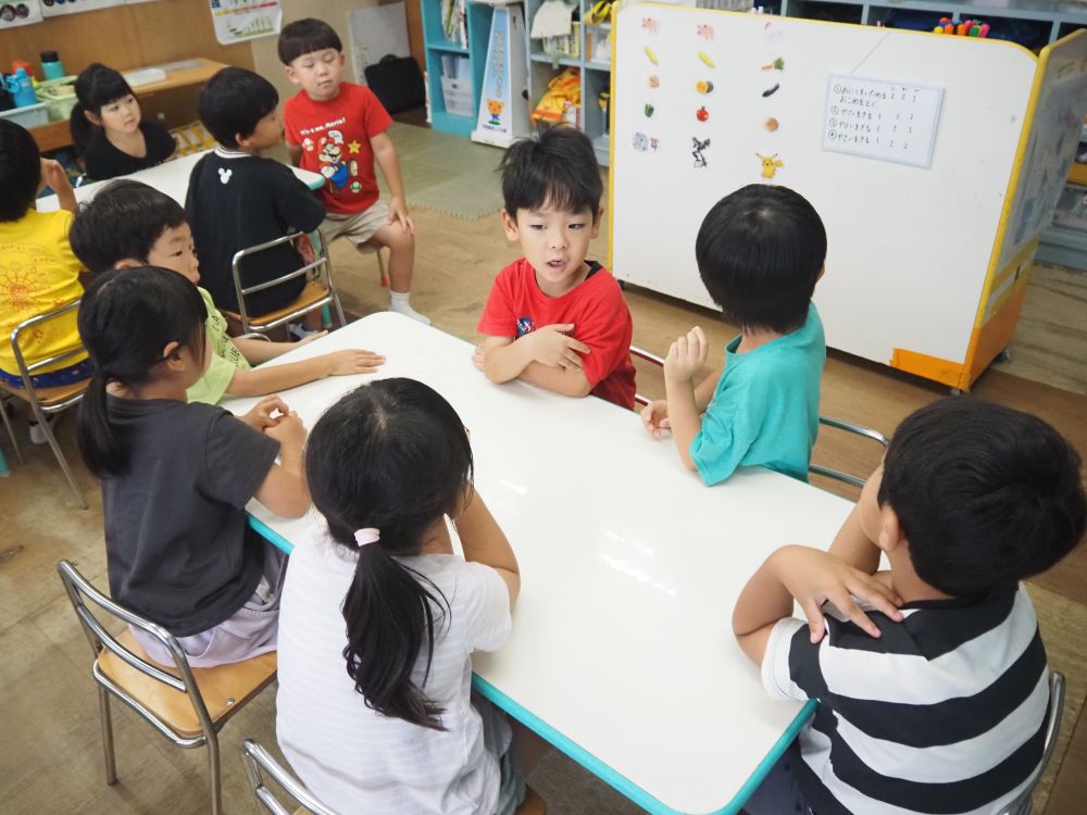 さて、具材の担当は？？
席に座るなり
「これがいいな～」「あれがいいな～」
とつぶやいていたみんな
「どーする？？」　と話し合いスタート📣