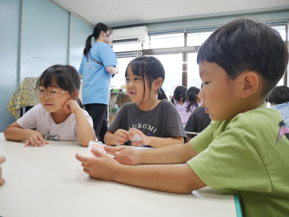 「お肉がいいな～」　「Iくんも」
「じゃあじゃんけんで決めて」
「えーじゃんけんも嫌だな…」
「じゃあ話し合って決めよう」
「Hくんどっちにする？」
材料と担当が決まったら
今度は給食先生に野菜を何個ずつ
買うか聞いて自分たちで買いに行きます

お泊り保育を通して、友達と協力して生活したり
身の回りの事を自分でやり遂げたり
これからの自信に繋がってくれると嬉しいです♡