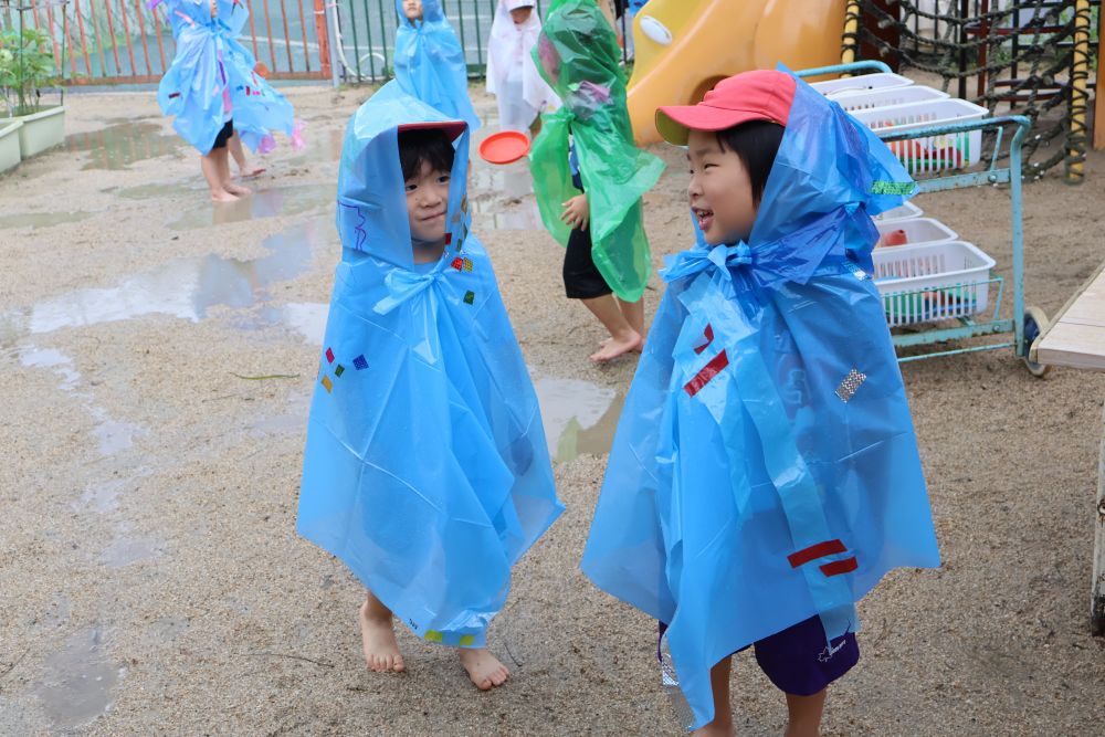 いつ雨が降るかな～？とわくわくそわそわ・・・
泥遊びをしに園庭に出たら・・・ポツリ、ポツリ・・・☔
先週ついに雨が降り
「雨降ってきたよ！」と嬉しそうな子どもたち♡

さっそくカッパを着て雨の中へ！