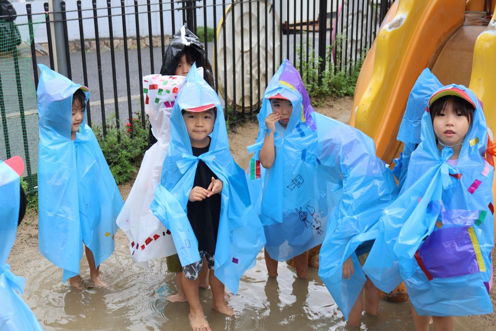いつもならなかなか歩けない雨の中の水たまりも、じゃぶじゃぶ～！

「こっちはなんかあったかい！」
「えー！？雨降ってるのにー？」
「田んぼの中はどうなってるかな～？」

クマヒヨコ組さんも出てきて、みんなで雨散歩☔
「こっちおいで～」
「みずたまりもあるよ！」
と、声を掛けながら誘ってあげる姿も♡