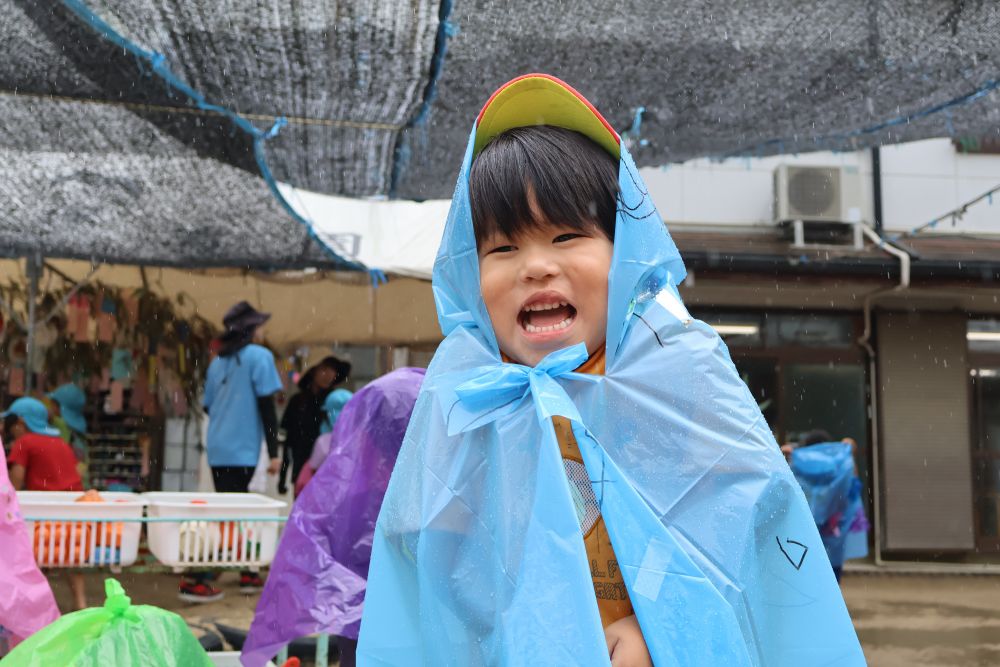 「なんか、めっちゃ楽しいね！」
と、にこにこ笑顔のSくん😊
「カッパ作ってよかったね～！」
と、楽しさをかみしめている様子が
とってもかわいかったですよ。

雨が強くなってきたので、今日はおしまい☔
「カッパ着てるから平気なのに～」
「早くまた雨ふったらいいのにね！」

今度は長靴で少し園の周りをお散歩するのも楽しそうだね🐸
夏のいろんなお天気も、
楽しく過ごしていけそうなゾウ組さんたちでした！