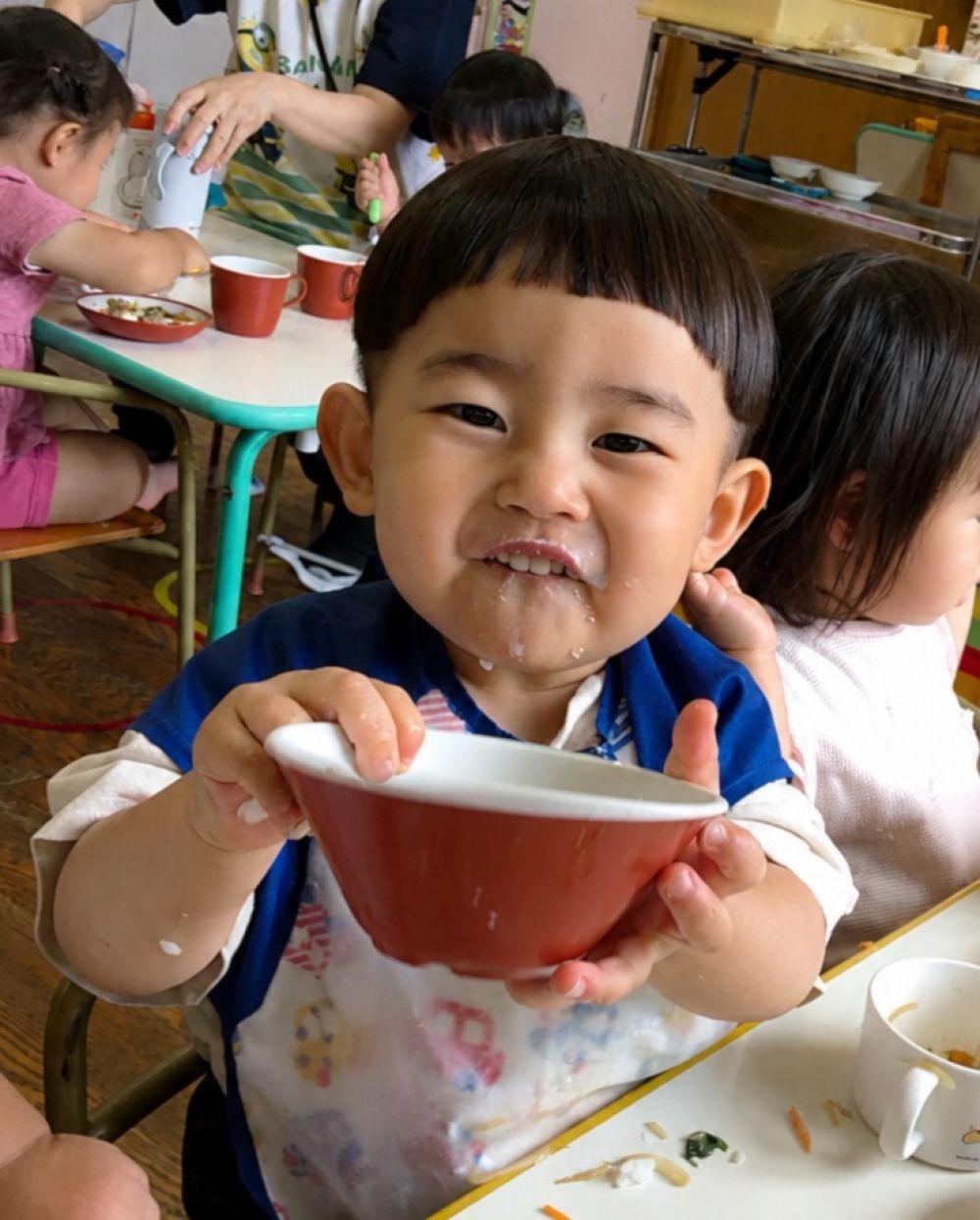 雨の季節が続きますが、あいはうすのみんなは
毎日モリモリ給食を食べ、元気いっぱいの様子です。

ヒヨコ組さんをのぞいてみると、
「ピカピカよ～」
とたくさん食べれたことを教えてくれたり、

「にんじん！」「もやし！」
と一つ一つ野菜を紹介してくれたりします。
