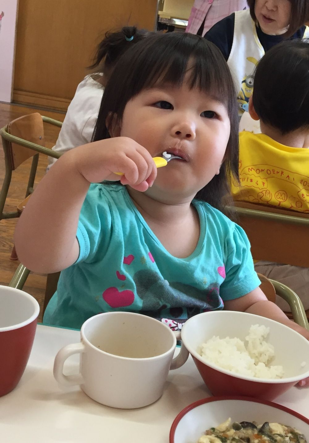 食具を使って食べることも上手になりました。

たま～に「たべさせて♡」とフォークを渡してくれることも。
ひと口入れてあげると、次のひと口からは
また自分で頑張って食べる姿が・・・
さすがヒヨコ組さんですね☆

暑さやジメジメに負けず、
たくさん食べて元気に夏を楽しもうね！