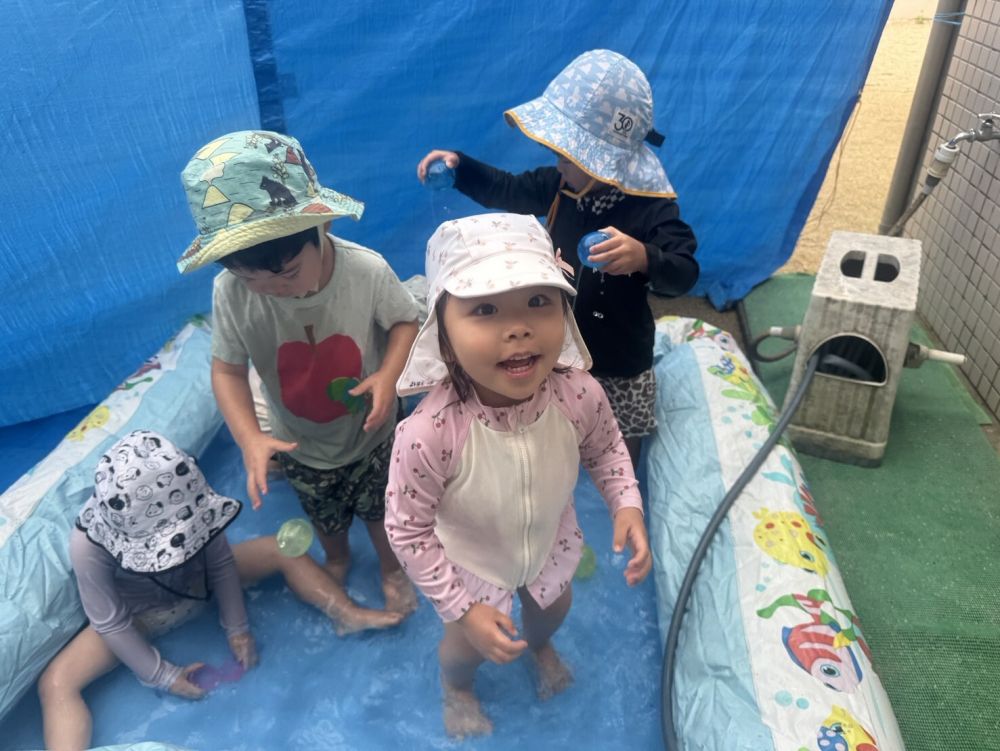 まちに待ったプールが始まりました！

水着に着替えて、体操をしたあとはお待ちかねのプール♪
「きもちいい！」　「つめたーい！」
そんな声があちこちから聞こえてきてプール遊びを
楽しんでいたクマ組さん💓

Rちゃんは「みず、たのしいね〜♪」って教えてくれましたよ😊