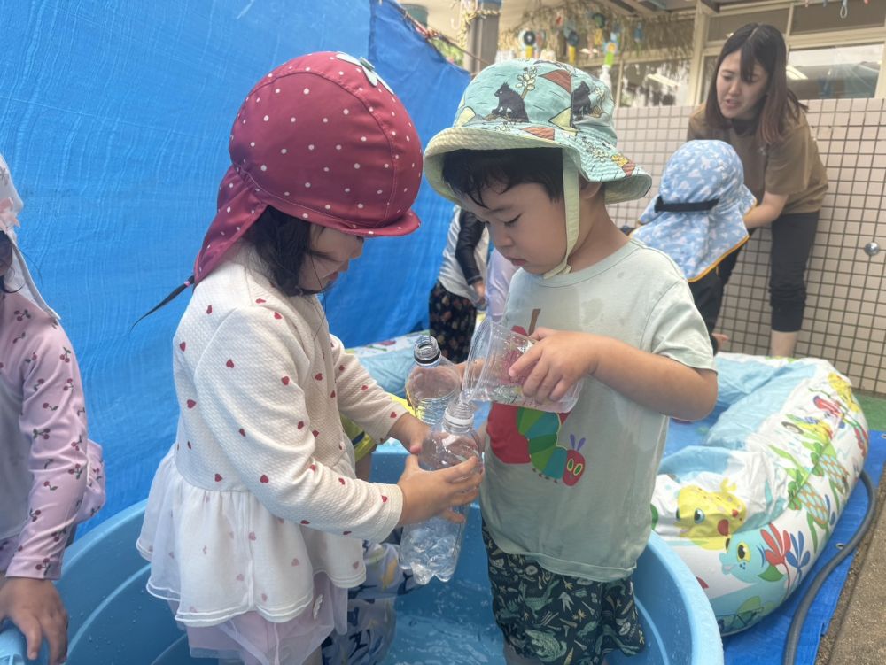 IちゃんとYくんは、二人で協力して、
水がこぼれないように、そーっと
ペットボトルに入れていましたよ👏✨️

楽しかったね☺️
今年の夏も、いっぱいプールをして遊ぼうね♪