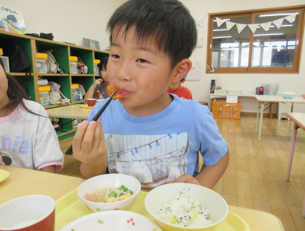今日は七夕☆彡
園庭では、子ども達の願い事を書いた短冊や笹飾りが風に揺れています。
雲の多いお天気で、もしかすると夜に天の川は見られないかもしれないけれど・・・給食では天の川に見たてた【七夕そうめん汁】が登場しましたよ♪

食べる前に、配膳された給食を見て、
「お、そうめんがある！そうめん大好きなんよ♡」と教えてくれたり、
人参やオクラが星形になっているのを見て、「今日の給食、すてきな給食～♡」と、七夕ならではの星をイメージした食材が嬉しくてとびきりの笑顔を見せてくれる子もいました♪