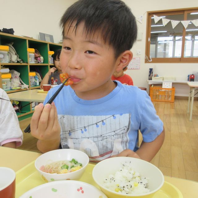 ＊　給食時間の様子（ゆめはうす認定こども園）　＊