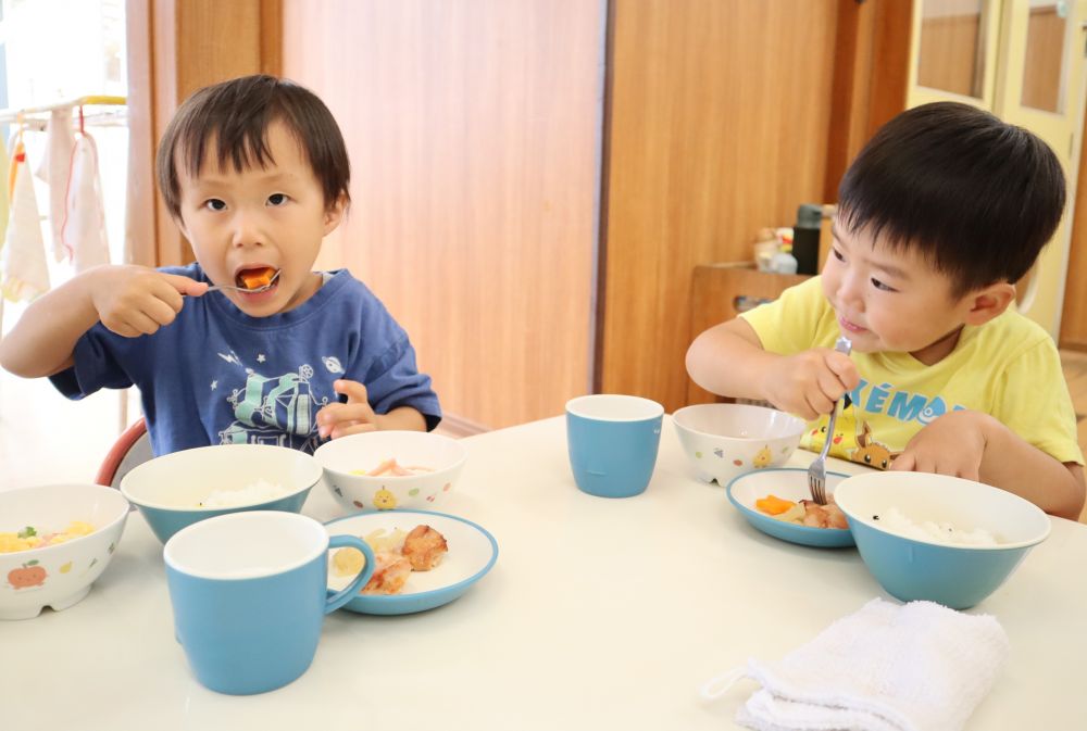キリン組さんには特別に、園庭で初収穫したトマトもトッピング♡
「種がすっぱいけど、おいしい！」とK君。
自分たちで苗から育てたトマトの味は格別です♪

2歳児クマ組さんでも、星形の人参が好評な様子。
「おほしさま♡」と嬉しそうに、ぱくっ。
いつもの人参も少し形が変わるだけで、こんなに人気者に♡
