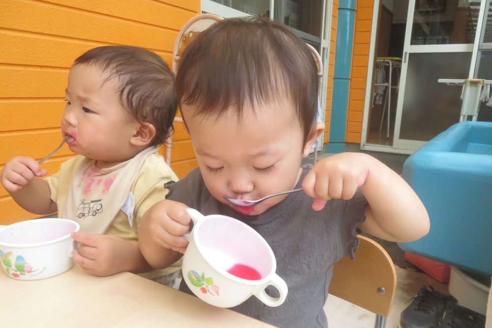 ヒヨコ組さんも、暑い夏の空気を感じながらテラスで食べました！
「おいしいね」「つめたいね」
友達や先生に嬉しい気持ちを伝えながら・・・♡
最後の一滴まで残さないように、一生懸命食べる姿もありました