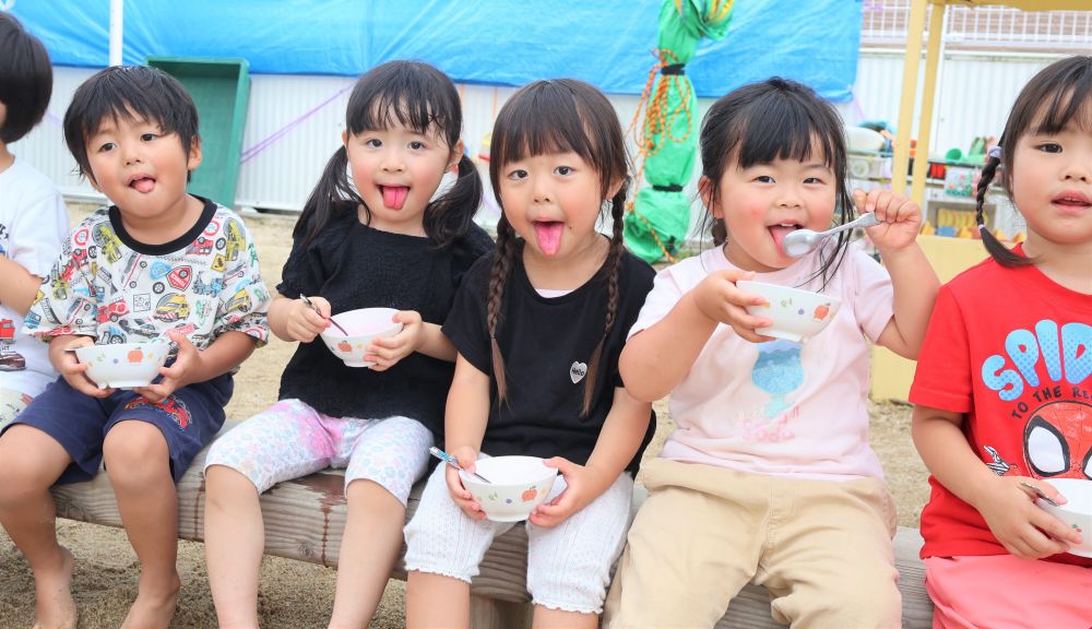 今日は楽しみにしていたかき氷♡

「早く食べたいね♡」
登園してからずっと待ち遠しそうにしていた子どもたち♡


「見て！！ベロが赤くなったよ！」
舌の色の変化に気付いたり、友達と見せ合いっこしたり・・♡
