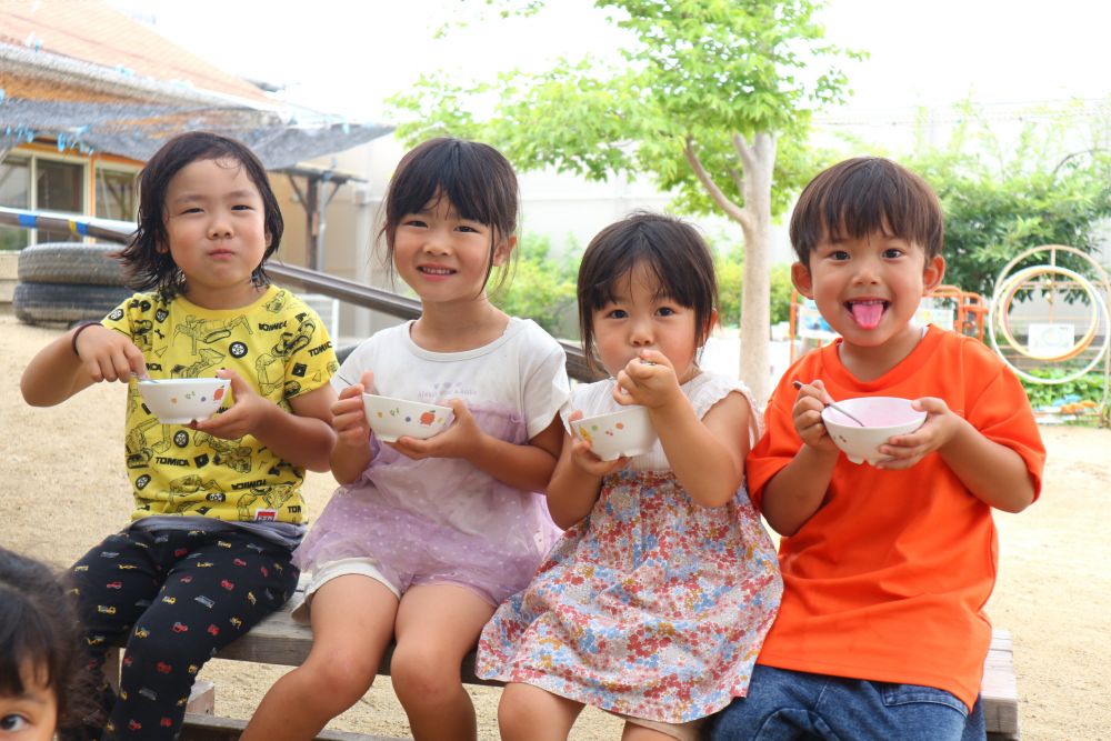 「前はブルーハワイにしたから、今日はイチゴ味にしてみた！」
「おかわりあるかな・・？」
「おかわりは、ももにしてみようかな♡」

自分で味を選べたり、おかわりがあったり
子どもたちは楽しみがいっぱいでわくわく♡

