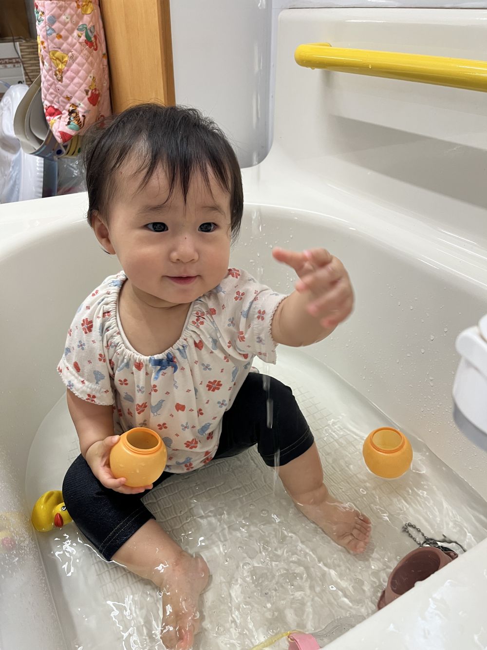 水を流すと手を伸ばして掴もうとするHちゃん。

楽しかったね😊
またしようね。