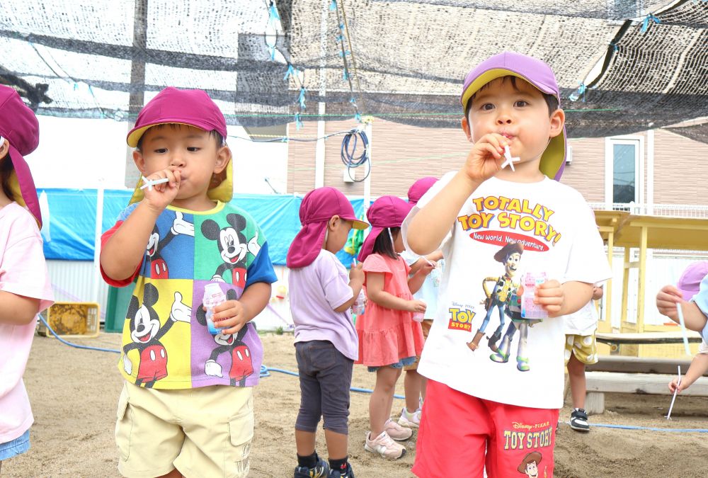 友達の楽しむ姿を見て、やってみたい気持ちが
どんどん広がるリス組さん♡
しゃぼん玉遊びをやってみることに！



　「なかなか出てこんね～」
　「もう一回！」
息の吹く量を調整しながら挑戦☆