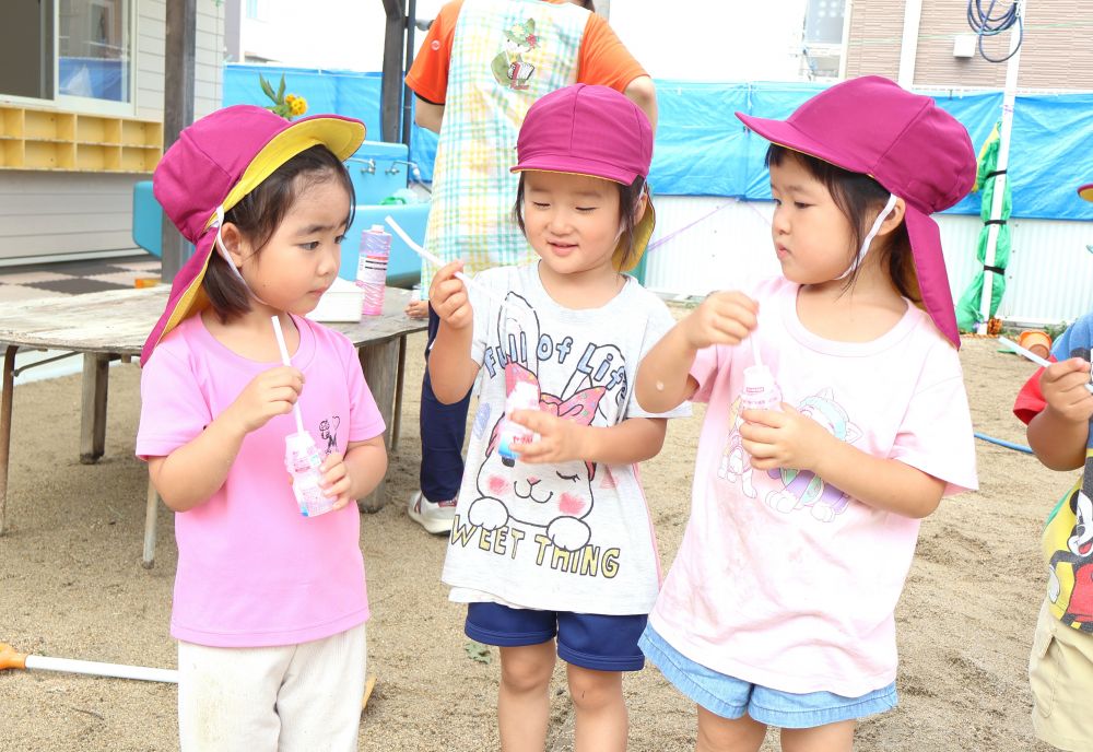 　「みて！できたよ！」
　「こんなところにくっついとる～」
ふわりと浮かんだり、ストローにくっついたり♪
予想出来ない動きがおもしろい！