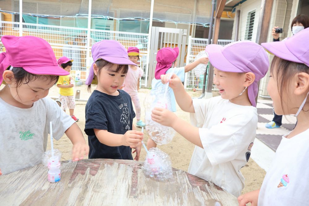 　「いっぱい出てきた～！！」　
　「おもしろ！！」
容器につけたまま息を吹きかけると
大量のしゃぼん玉が…！

楽しい！おもしろい！を友達と共有♡
