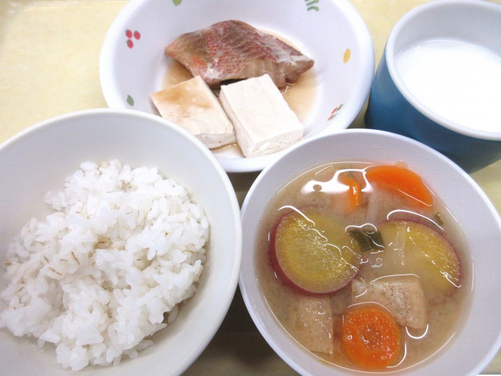 麦ご飯

赤魚の煮付け

付け合わせ(豆腐)

さつま汁

牛乳