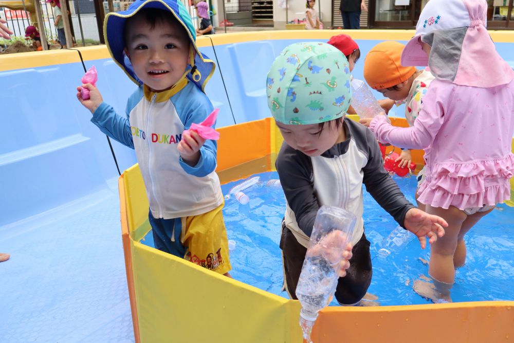 待ちに待ったプール開き🌊

「今日プール？」
「早く水着着たいなぁ♡」
プールの日をずっとずっと
楽しみにしていたクマ・ヒヨコ組さん😆

自分で服を脱いだり、水着を着たり、
難しい所は先生と一緒にしたり･･･
着替えがとっても早く終り
いざプールへ！！✨

「おさかなあった！」
金魚のおもちゃを捕まえて嬉しそうなAくん🌟