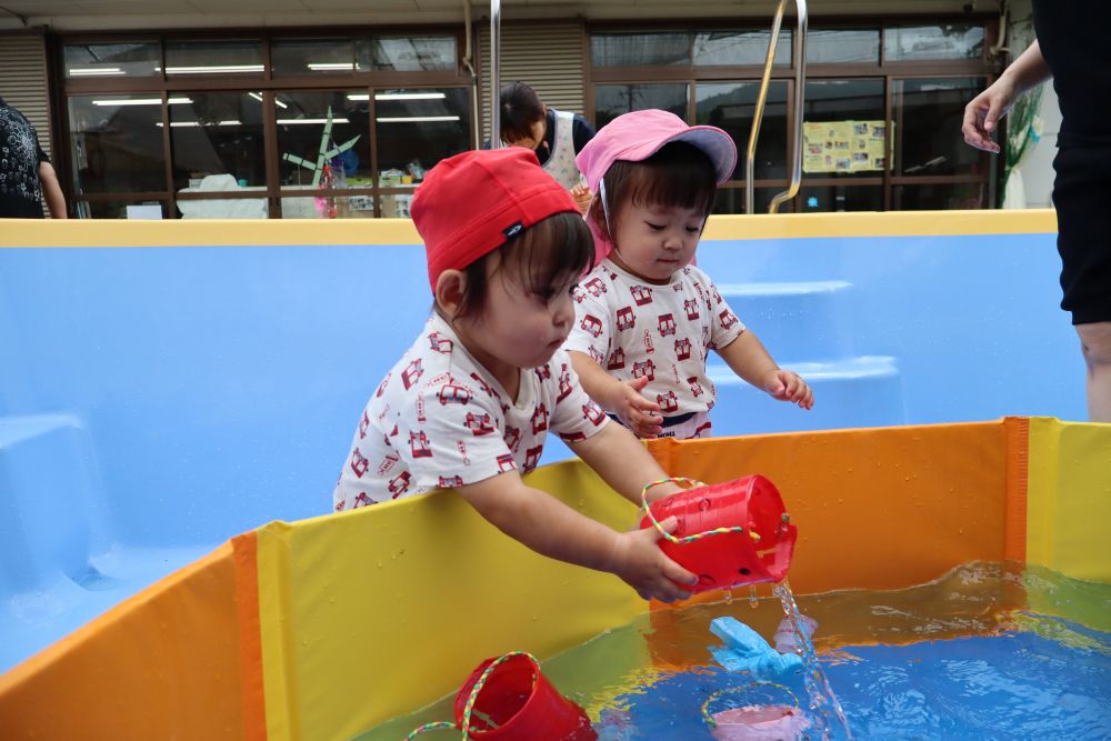 入れ物にそーっと
水を入れているRくん！

すくったり出したりするのが
面白くて何度も繰り返したよ😁