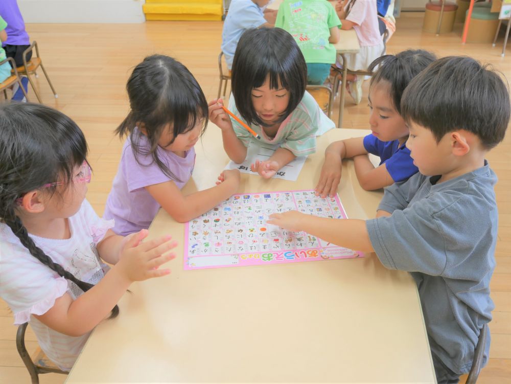 お泊まりの話し合いを始めた頃は
なかなか決まらず
悩む姿がみられましたが
話し合いを繰り返す中で
コツをつかんできたのか
目標を達成するために
「先にしていいよ！」
「じゃんけんで決める？」
と譲り合いや決め方を
考えられるようになってきました！！

この日は、
前に決めたカレーの具材を
買い物リストに書き込んで
買い物に行く準備をしました！！
「たまねぎの　た　は～」
「ここ！！これが　た　だよ！！」
あいうえお表を使って
みんなと協力しながら
書き込んでいっていました！！