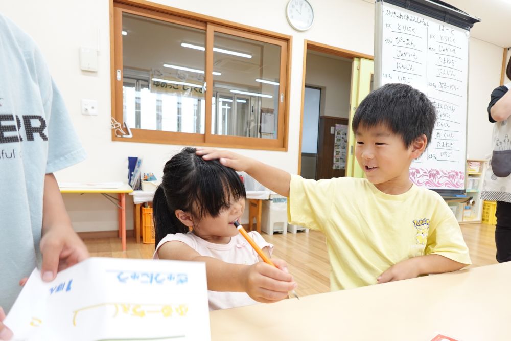 「私、字書くの難しいんよ～」
「じゃあ、手伝ってあげるよ！！」
友達に教えてもらいながら
書くことができました♡
「できたぁ♡」と、達成感！！
「すごいじゃん！！書けたね！！」
と友達の頑張りを
一緒に喜ぶことができるなんて
素敵だなってほっこりしました♡