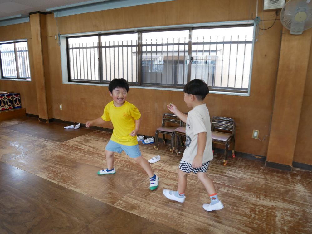 気になって覗きに来たGくん
嬉しそうな表情にAくんが
近くに持っていくと
「うわー♡」　と逃げていくGくん
近くから見守るぐらいが好きなのかな？？

セミはまた今度…になりましたが
みんなのやりたい！！楽しい！！を
たくさん実現できたら嬉しいです♡