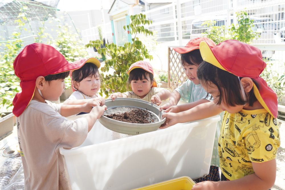 「一緒にやらせて！！」
「うんちは落とさんように気をつけてね！」
「どんどん綺麗になっていくね」
その輪も広がってきれいになった土♡
