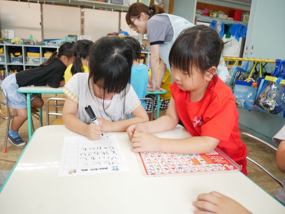 人数が多いグループなので
一つの野菜を二人で書いたり
個数を違う友達が描いたり
みんなで回しながら書いていました

「ブたにく」　「ぶ」が難しいからと
カタカナに変えていたみんな
とってもナイスアイディアです😆